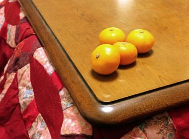 シンプルなデザインで一年中使えるフラットヒーターのこたつ