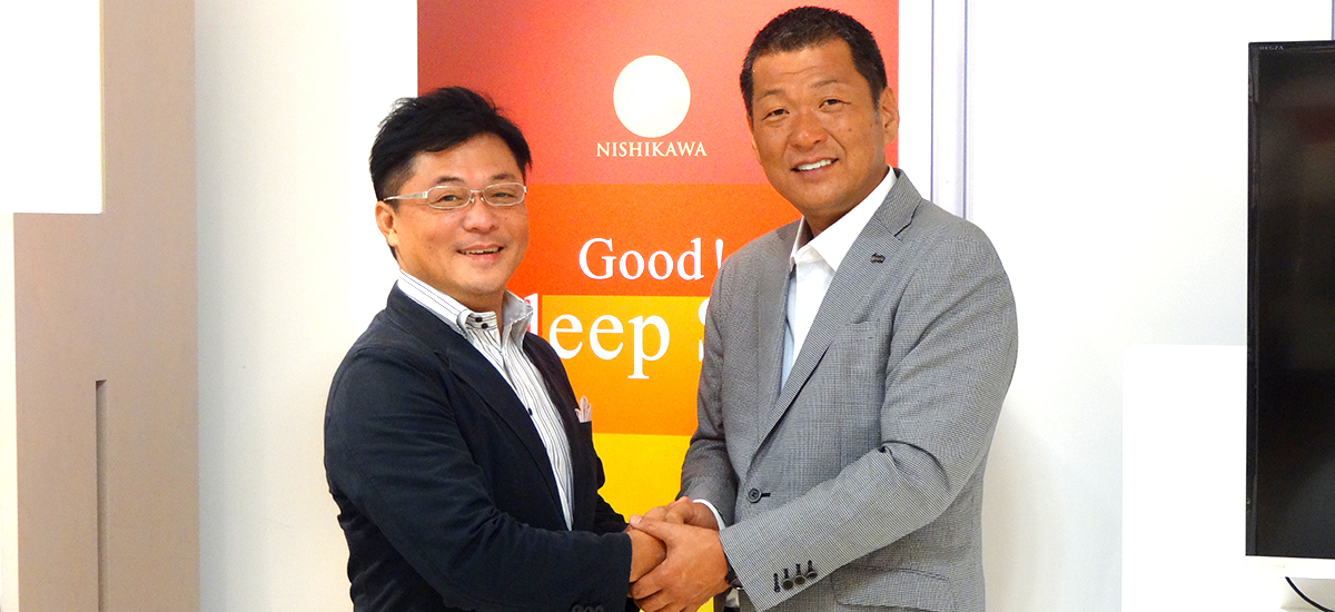 昭和西川社長と握手