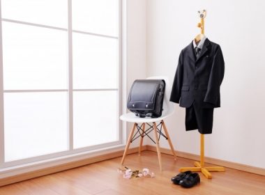 実は椅子選びが大事!?学習机のセールには現地に親子で行くべき理由