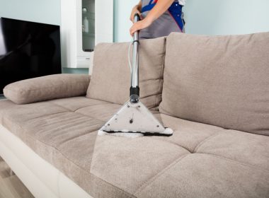 気になる汚れやシミ…自宅でできるソファクリーニング方法とは