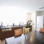 大きなテーブルでも圧迫感を感じさせないレイアウトテクニック