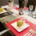 ダイニングテーブルの下を活用！収納アイデアで利便性を高めよう