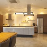 大人気！天然木ダイニングテーブルのメリット・デメリット