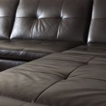 高級レザーカウチソファで見せるゴージャス感溢れるリビングコーデ