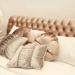 アンティーク調のソファベッドで演出するさりげないクラシックコーデ