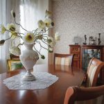 花のオブジェや花瓶でつくるクラシカルなインテリアコーデ１