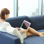 ソファに座る若い女性