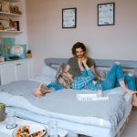 ベッドでくつろぐカップル